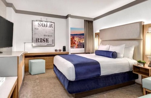 Gateway District House | Las Vegas Vacation! Pools, Game Room, Casino, Parking! Near The Neon Museum
