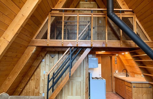 Last Chance Cabin | Last Chance Hideaway -Sleeps 4-6 people, Cozy Cabin 45 min from West Yellowstone