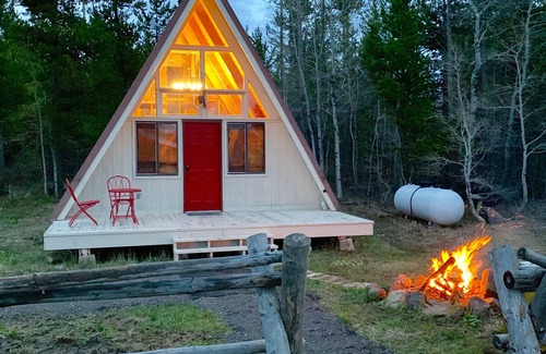 Last Chance Cabin | Last Chance Hideaway -Sleeps 4-6 people, Cozy Cabin 45 min from West Yellowstone