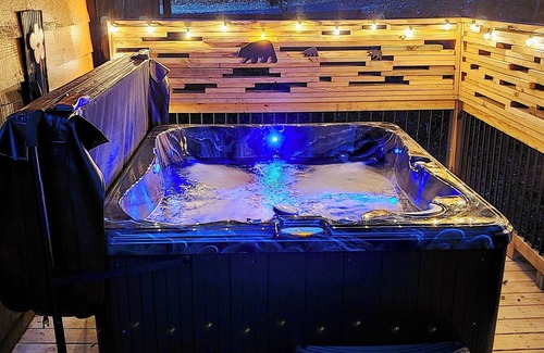 Blue Ridge Cabin | Last minute discounts. Cabin with Hot Tub & King Bed