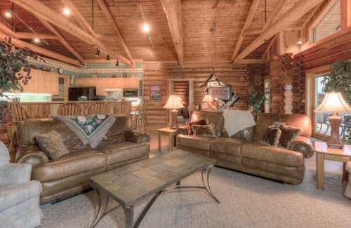 Big Sky House | Last Minute Special- Cozy Log Cabin, Views, Hottub