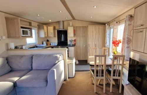 Selsey House | Laurah's Retreat, West Sands, Seal Bay Resort, Slesy