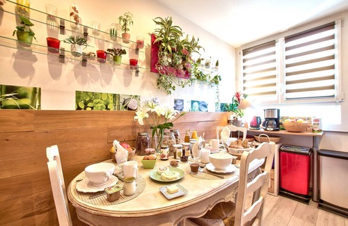 Les Poulettes Apartment | “L’Authentique”: soothing and rural! Air conditioning and free/secure parking!