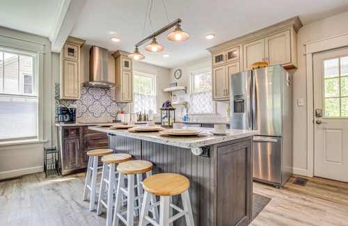 Green Lake House | Lavish House w/Patio - 2 Blocks to Green Lake!