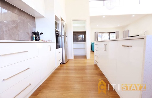 Lyons House | Lavish in Lyons - 3bd 2bth spacious & modern home