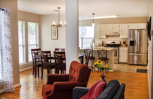 Lawrenceville House | Lawrenceville Gem! Clean+Cozy+Close to 85&316 | Pets