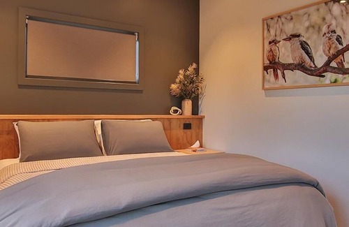 Bethanga Cabin | Lawson Lux Lodge Bethanga - Luxury two bedroom barn-style lodge