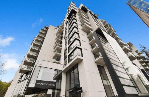 Aviatiei Apartment | LAX Designer, Oasis city skyline views, Parking