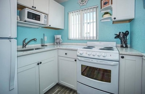Bradenton Beach Condo | Lay-Z-Liv-N 12 ~ Pool, Steps to Beach, Updated