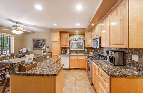 Tahoma Cabin | Lazy Bear Cabin in Tahoma - Hot tub, backyard with patio