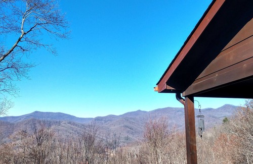 Hiawassee Cabin | Lazy Bear Cabin with views of the Blue Ridge Mountains and local attractions