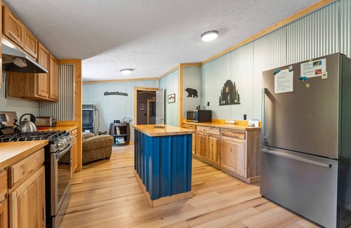 Laurelville Cabin | Lazy Bear | Theater Room | Hocking Hills