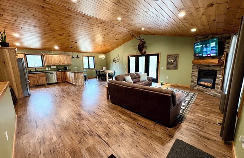 Wisconsin Dells House | Lazy Elk Lodge Luxury Cabin Game Room Fire Pit