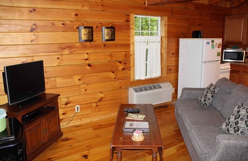 Logan Cabin | Lazy Lane Cabins - Acorn Ridge