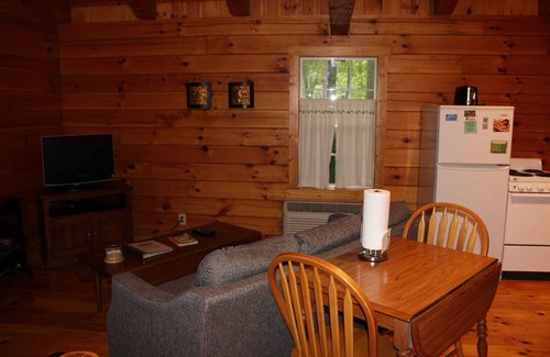 Logan Cabin | Lazy Lane Cabins - Acorn Ridge