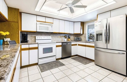 Lochmoor Waterway Estates House | Lazy Palm Retreat Heated Pool Jacuzzi Gulf Canal