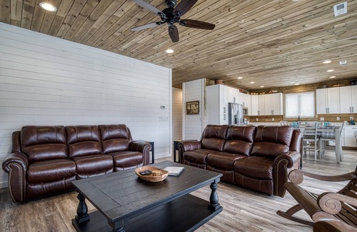 Kodak Cabin | Lazy River Cabin, Hot Tub, $560 in FREE Attraction tickets each paid day!