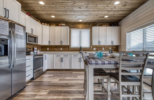 Kodak Cabin | Lazy River Cabin, Hot Tub, $560 in FREE Attraction tickets each paid day!