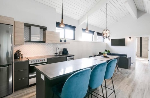 Laval House | Le Barrette - Complexe la Voûte