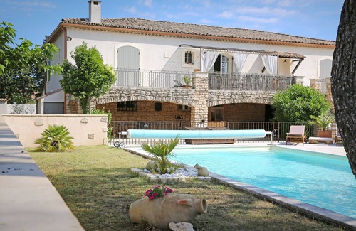 Noves Apartment | Le Beaulieu LE CIGALOU studio in villa with swimming pool