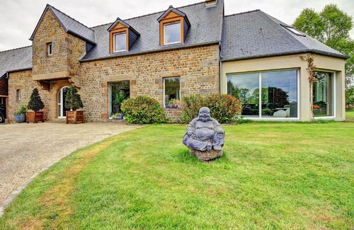 Saint-Germain-de-Tallevende-la-Lande-Vaumont Bed & Breakfast | Le bouddha du lac