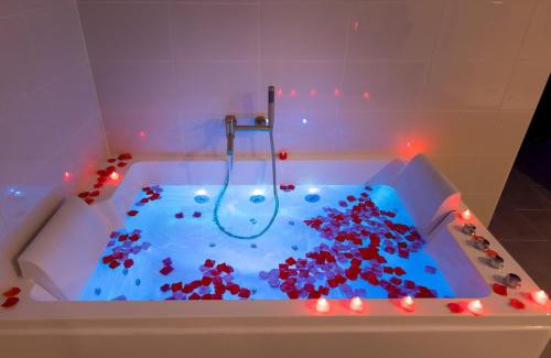 Quillan Apartment | Le bridgerlove Tantra Jacuzzi Unique