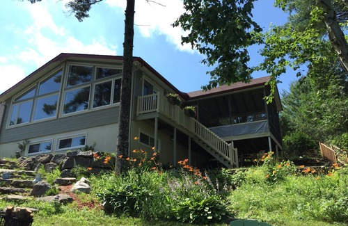 Mauricie Ski Chalet | Le chalet du bonheur is right on the lake, ideal for families.