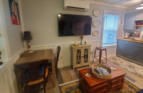 Waynesville Ski Chalet | Le Chalet: SFH Quiet cottage: mountain views in town, hi speed wi-fi, private