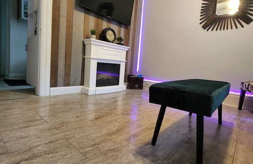 Peterborough Apartment | Le Chanelle Suite, ELEGANT, ARTISTIC apartment