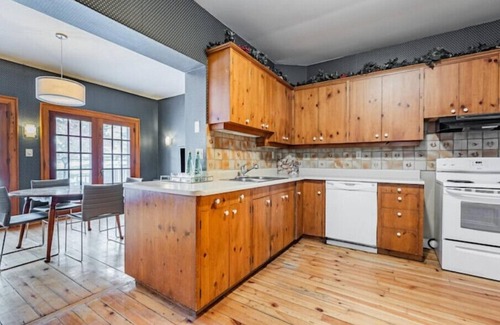 Midtown Toronto House | Le Chateau Near Downtown Toronto