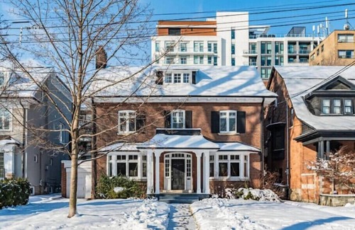 Midtown Toronto House | Le Chateau Near Downtown Toronto