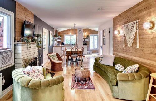 Brebeuf House | Le Chickadee Chalet, Near Mont-Tremblant, River & Beach View, Wooded Area