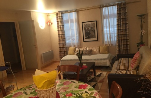 La Rochelle City Centre Apartment | Le Clos Rochelais . history and the sea stretch out their arms .