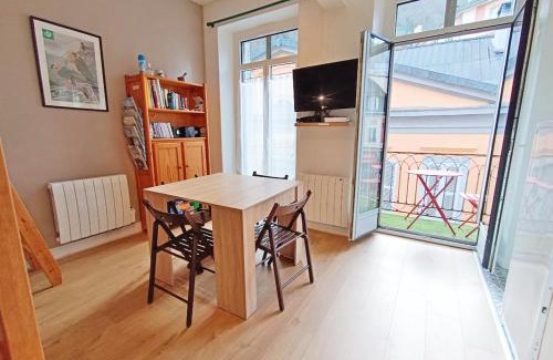 Cauterets Apartment | Le Gypaète, t1 bis, vue montagne, wifi, ascenseur, balcon, 6 personnes