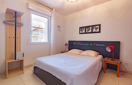 Azille Apartment | Le Jouarres - Appt climatisé avec piscine partagée