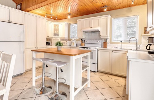 Saint-Damien Ski Chalet | Le Louise - Waterfront with spa