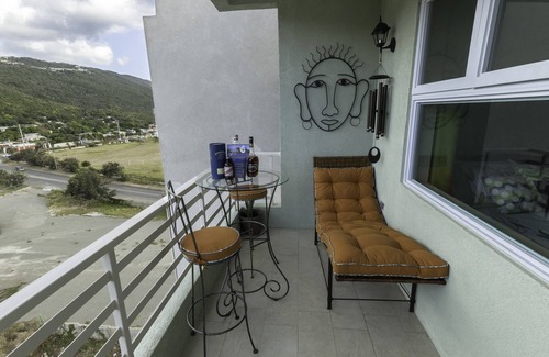New Kingston Condo | "Le Luxe" Penthouse 2 BR condo w/AC, WiFi, complimentary Netflix & 24/7 sec