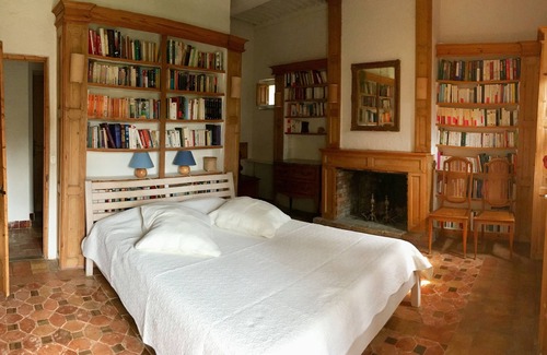Simiane-Collongue Hotel | Le Mas Du Philosophe, Large Traditional Villa in Provence.