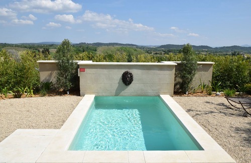 Cucuron House | LE MAZET D'EMILIA with private garden and pool in the countryside