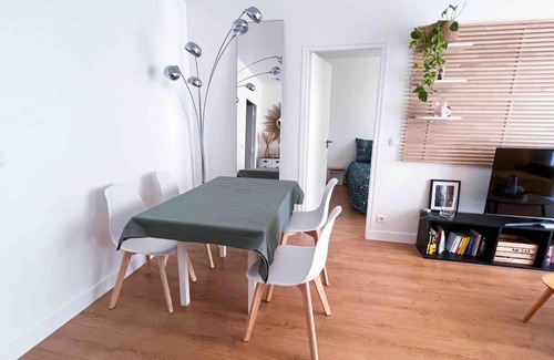 Clamart Apartment | Le nid d'or lumineux, Clamart, Paris