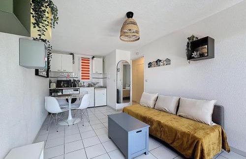Perols Apartment | Le Patio de Santa Monica, 5 minutes from the sea, 2 stars
