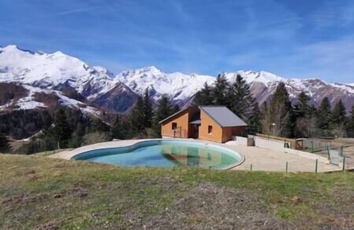 Guzet Neige Apartment | Le Petit Nid rouge and its view of the mountains 🌹, Le petit Nid Rouge