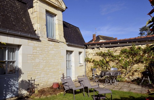Noyant-la-Plaine Apartment | Le Petit Pavillon, located in the heart of the Anjou vineyards between Angers and Saumur