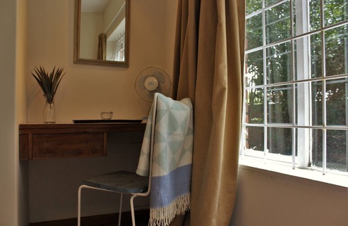 Rondebosch Apartment | Leafy Green, homely 2 bedroom ground floor apartment