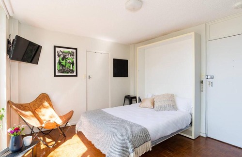 Paddington Apartment | Leafy Paddington Studio with Harbour Views