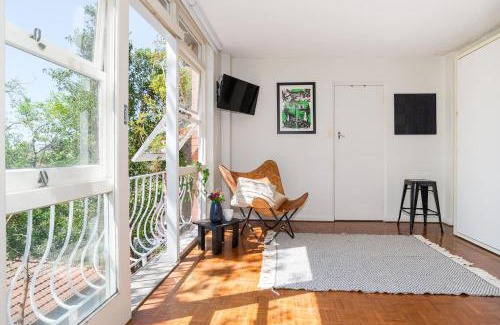 Paddington Apartment | Leafy Paddington Studio with Harbour Views