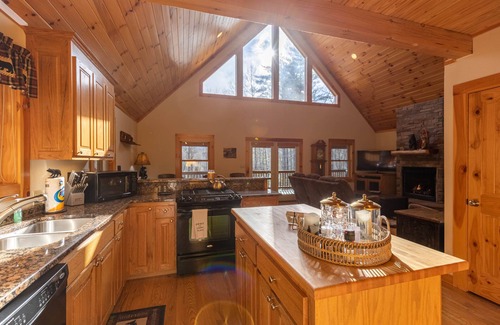 Linville Falls Cabin | Leafy Way Lodge - private log home, hot tub, fire pit, 30min to skiing