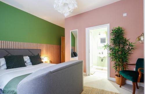 Barry Apartment | Leah Suite - Chique 2BR Apartment with Pool Table, Parking & WIFI