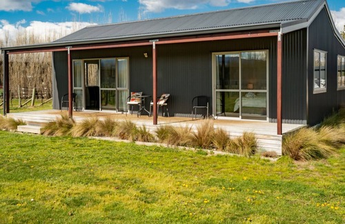Alexandra House | LEANING ROCK COTTAGE AT WILD IRISHMAN WINE ESTATE - ALEXANDRA HOLIDAY HOME in Alexandra