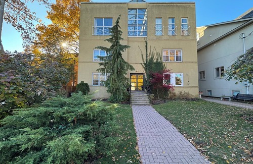East York Apartment | Leaside 2BR with parking and laundry, family and pet friendly neighbourhood